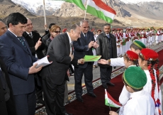 A group of children present a gift to Mawlana Hazar Imam upon his arrival in Khorog, the capital of Gorno-Badakhshan.  