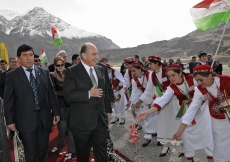 As part of a traditional Pamiri welcome, flower petals are showered along the red-carpeted path laid out for Mawlana Hazar Imam. 