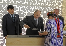 Joined by the First Deputy Prime Minister and the Governor of Gorno-Badakhshan, Mawlana Hazar Imam lays the foundation for the Ismaili Jamatkhana and Centre in Khorog. 