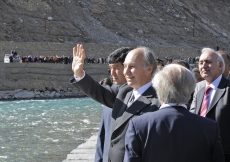 Standing at the river’s edge in Khorog Park, Mawlana Hazar Imam waves at the Jamat gathered on the opposite bank. 