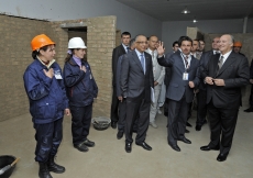 During a tour of the University of Central Asia’s Vocational Training Centre in Khorog, Mawlana Hazar Imam visits the plastering workshop. 