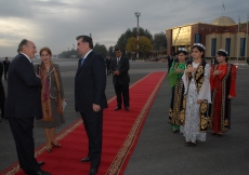 His Excellency President Rahmon bids farewell to Mawlana Hazar Imam, at the conclusion of his Golden Jubilee visit to Tajikistan. 