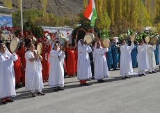 In a colourful send-off, the Jamat lined the streets of Khorog to bid farewell to Mawlana Hazar Imam.   