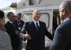 Prior to boarding a helicopter that will ferry him from Khorog to Dushanbe, Mawlana Hazar Imam bids a final farewell to Governor Qodiri Qosim of Gorno-Badakhshan. 