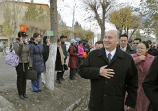 Students from the University of Central Asia’s School of Professional and Continuing Education gather in Naryn to welcome Mawlana Hazar Imam, the Prime Minister and other dignitaries. 