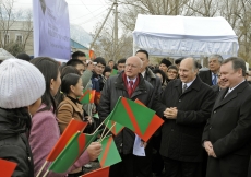 Mawlana Hazar Imam, Prime Minister Chudinov and other UCA and government officials receive a warm welcome from students at the University&amp;rsquo;s town campus in Naryn. 