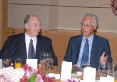 Singapore’s Senior Minister, Goh Chok Tong, hosts a lunch for Mawlana Hazar Imam. 