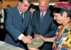 Mawlana Hazar Imam watches as Tajikistan’s President Emomali Rahmon lays the foundation of the new Ismaili Centre in Dushanbe.