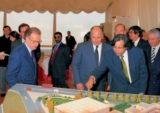 Architect Raj Rewal describes the model of the Ismaili Centre, Lisbon to President Sampaio and Mawlana Hazar Imam.