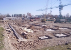 December 2005: The first tower crane is installed in the future area of the Centre’s courtyard.