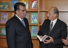 President Rahmon and Mawlana Hazar Imam pause in the library of the new Centre. They engage over a book about renowned poet and Ismaili philosopher, Nasir Khusraw, who lived over a thousand years ago in the region that is modern Tajikistan.