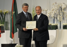 Mawlana Hazar Imam receives a certificate of Honorary Canadian Citizenship from Prime Minister Harper.