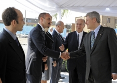 Upon their arrival at the Wynford Drive site, Mawlana Hazar Imam and Prime Minister Stephen Harper were greeted by members of Hazar Imam’s family. Mawlana Hazar Imam presents Prince Rahim to Prime Minister Harper.