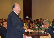 Mawlana Hazar Imam addresses those gathered at the Uganda institutional leadership dinner.