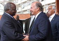 Mawlana Hazar Imam bids farewell to Kenyan President Mwai Kibaki, as Firoz Rasul, President of the Aga Khan University, looks on.