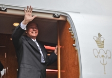 Mawlana Hazar Imam waves as he prepares to depart Nairobi at the conclusion of his Jamati visit to Kenya.