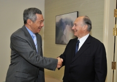 Mawlana Hazar Imam is greeted by the Prime Minister of Singapore,  Mr Lee Hsien Loong.