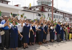 Volunteers and members of the Jamat warmly welcome Mawlana Hazar Imam to the ‘Haven of Peace’.