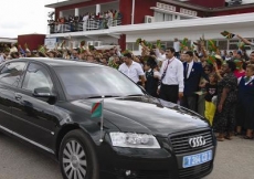 The Jamat welcoming Mawlana Hazar Imam at the airport.