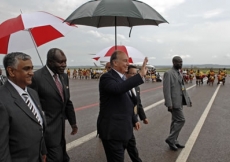 Mawlana Hazar Imam waves to members of the Jamat present at Entebbe Airport.