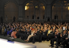 Seated in the front row, Mawlana Hazar Imam and UN Comissioner António Guterres join the rest of the audience in applauding an Aga Khan Music Initiative concert at the Jerónimos Monastery in Lisbon, which featured performances by Fado singer Tânia Oleiro 