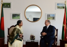 Mawlana Hazar Imam meets with the Foreign Minister of Bangladesh, Dr Dipu Moni.