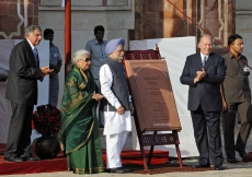 (From L to R): Chairman Ratan Tata of the Sir Dorabji Tata Trust, Minister Chandresh Kumari Katoch, Prime Minister Manmohan Singh, and Mawlana Hazar Imam inaugurate the restoration of Humayun&amp;rsquo;s Tomb on 18 September 2013.