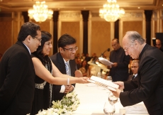 Jamati leaders present Mawlana Hazar Imam with a gift of a Mughal-era bronze incense burner.