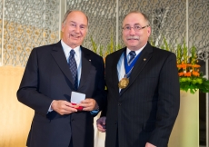 Mawlana Hazar Imam is awarded the 2013 Royal Architectural Institute of Canada Gold Medal by Paul Frank, President of RAIC.