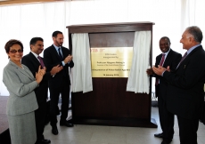 A plaque is unvelived at the new Diamond Trust Bank Nairobi headquarters. (L to R: Regional CEO of Diamond Trust Bank Nasim Devji, Sultan Allana, AKFED EC – Financial Services, Prince Rahim, Governor of Central Bank of Kenya, Professor Njuguna Ndung’u and