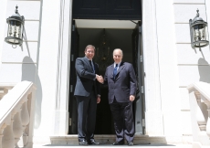 Prime Minister Pedro Passos Coelho greets Mawlana Hazar Imam at the entrance to the Portuguese Prime Minister&amp;rsquo;s official residence.