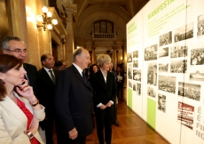 Mawlana Hazar Imam and Parliamentary President Esteves tour an exhibition marking the 40th anniversary of the democratic revolution in Portugal.