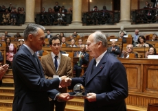 Mawlana Hazar Imam is presented with the 2013 North-South Prize by the President of Portugal, An&amp;iacute;bal Cavaco Silva.