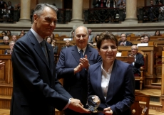 President An&amp;iacute;bal Cavaco Silva presents the 2013 North-South Prize to Suzanne Jabbour as Mawlana Hazar Imam looks on.