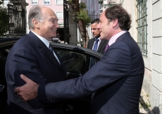 Mawlana Hazar Imam is greeted by the Deputy Prime Minister of Portugal, Paulo Portas.