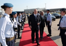 A Portuguese honour guard bids farewell to Mawlana Hazar Imam as he prepares to depart Lisbon.