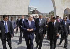 Mawlana Hazar Imam speaks with Jamati leaders as they walk from Dubai Park to the Ismaili Centre. 