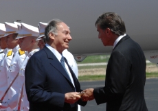 Mayor Will Wynn of Austin presents Mawlana Hazar Imam with the Key to the City of Austin upon his arrival in the USA. 