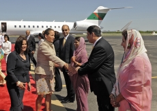 Princess Zahra greets leaders of the US Jamat at Austin airport. 