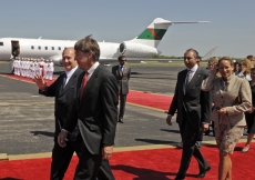 Mawlana Hazar Imam, accompanied by Mayor Will Wynn of Austin, waving to the leaders of the Jamat at Austin airport. 