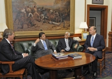 President Powers of the University of Texas, Governor Rick Perry of Texas, President Rasul of the Aga Khan University, and Mawlana Hazar Imam in discussions at the Governor’s office at the Texas State Capitol. 