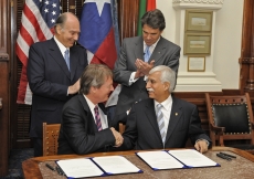 Mawlana Hazar Imam and Governor Rick Perry of Texas congratulating President Powers of the University of Texas and President Rasul of the Aga Khan University upon the signing of the Memorandum of Understanding between the two universities. 