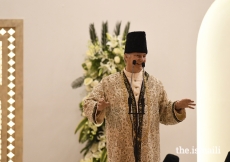 Mawlana Hazar Imam shares a light moment with the Jamat at the Diamond Jubilee Darbar in Mumbai.