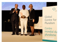 Leyner Palacios Asprilla receives the Award from Mawlana Hazar Imam and Chief Justice Beverly McLaughlin. A Colombian community leader and human rights advocate, Leyner fought for more than 20 years to bring peace to his community of Bojayá, Chocó.