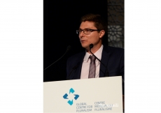 Daniel Webb delivers an acceptance speech at the Global Pluralism Award Ceremony in Ottawa on 15 November 2017. 