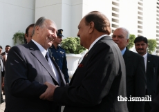 President Mamnoon Hussain bids farewell to Mawlana Hazar Imam upon his departure