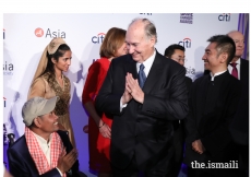 Mawlana Hazar Imam returns a salutation from environmentalist and award recipient, Leng Ouch.