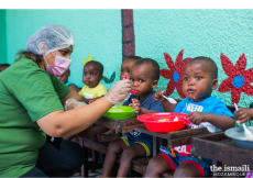 Melanie Centre in Beira was one of the benefited institutions - volunteers helping younger children