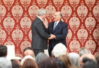 Mawlana Hazar Imam thanks Prime Minister Harper following the Prime Minister&#039;s address at the opening of the Ismaili Centre, Toronto. Gary Otte