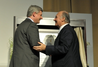 Mawlana Hazar Imam and Prime Minister Stephen Harper shake hands after unveiling the plaque commemorating the Foundation of the Ismaili Centre, Toronto, the Aga Khan Museum and their Park.